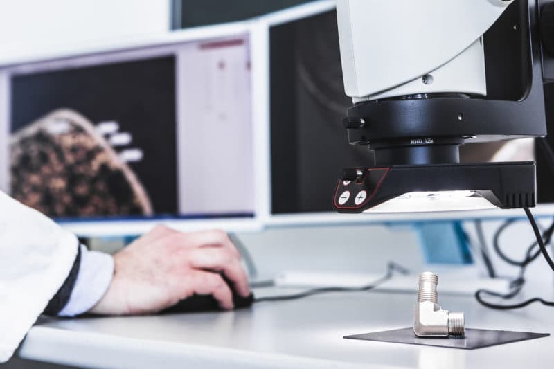 Analyse en laboratoire de la surface nickelée au microscope