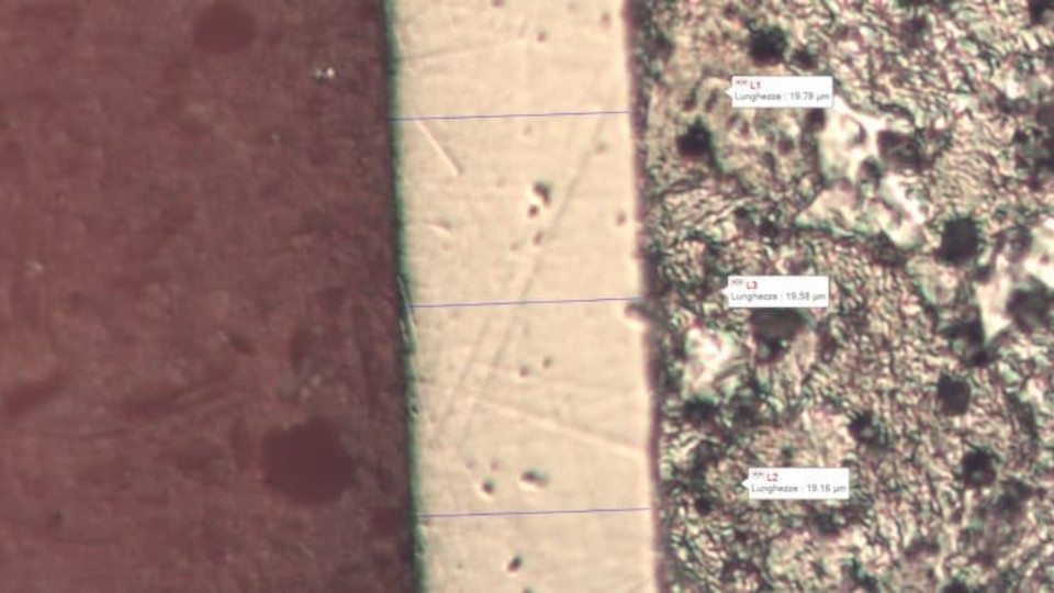 Sezione micrografica con misura dello spessore del rivestimento di nichel chimico